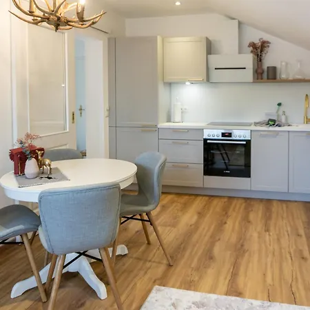 Apartment Berge, Balkon Und Ausstattung Mitten In Js2